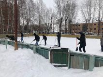 Уборка катка от снега во дворе дома, 2021г